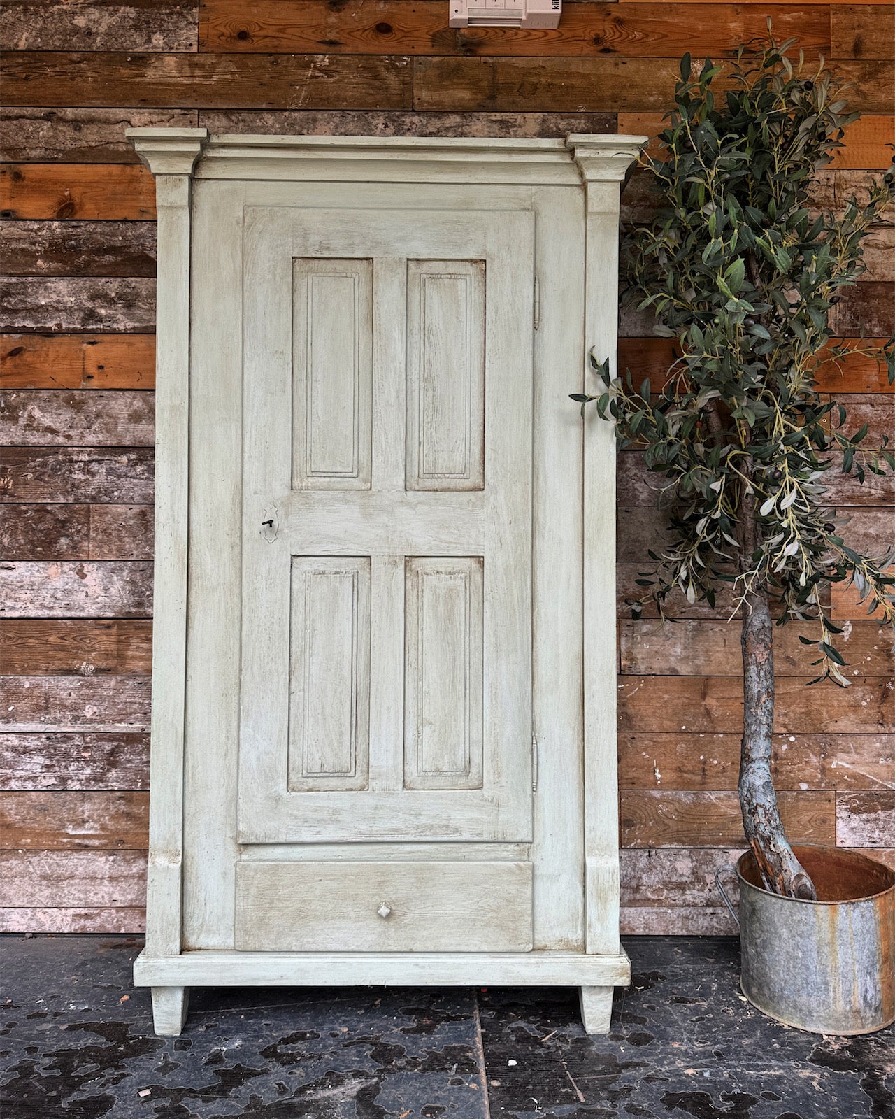 Panelled cloaks cupboard