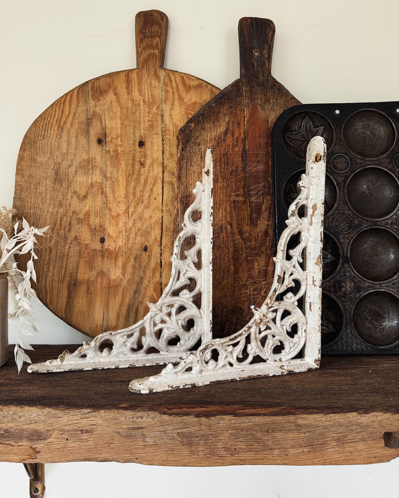Decorative antique cast iron shelf brackets