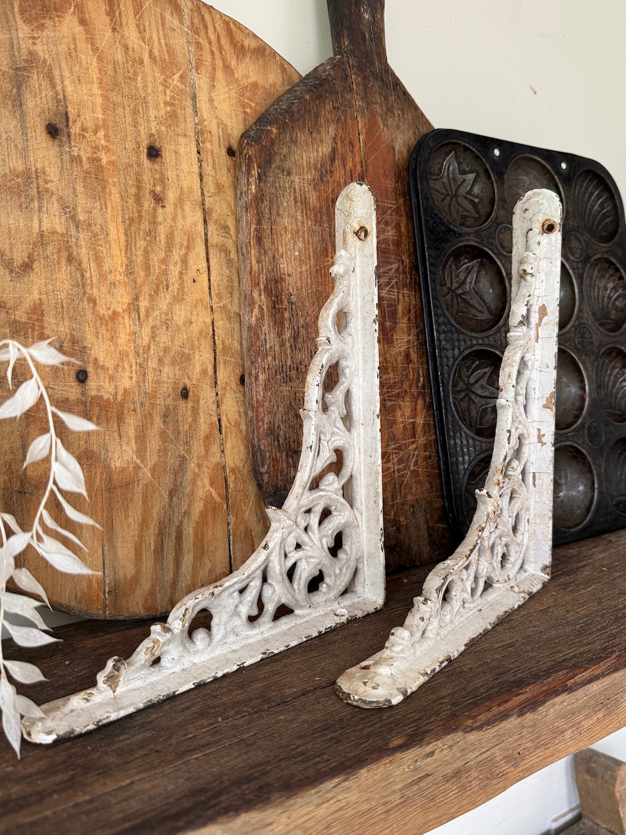 Decorative antique cast iron shelf brackets