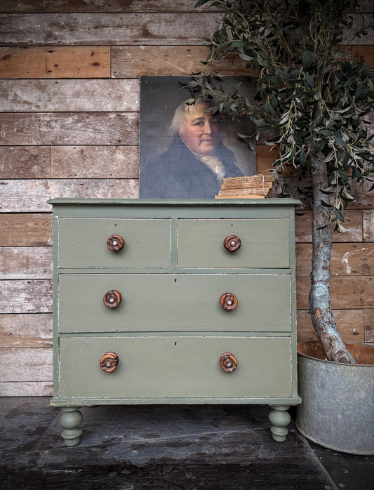 Gorgeous small Victorian chest of drawers