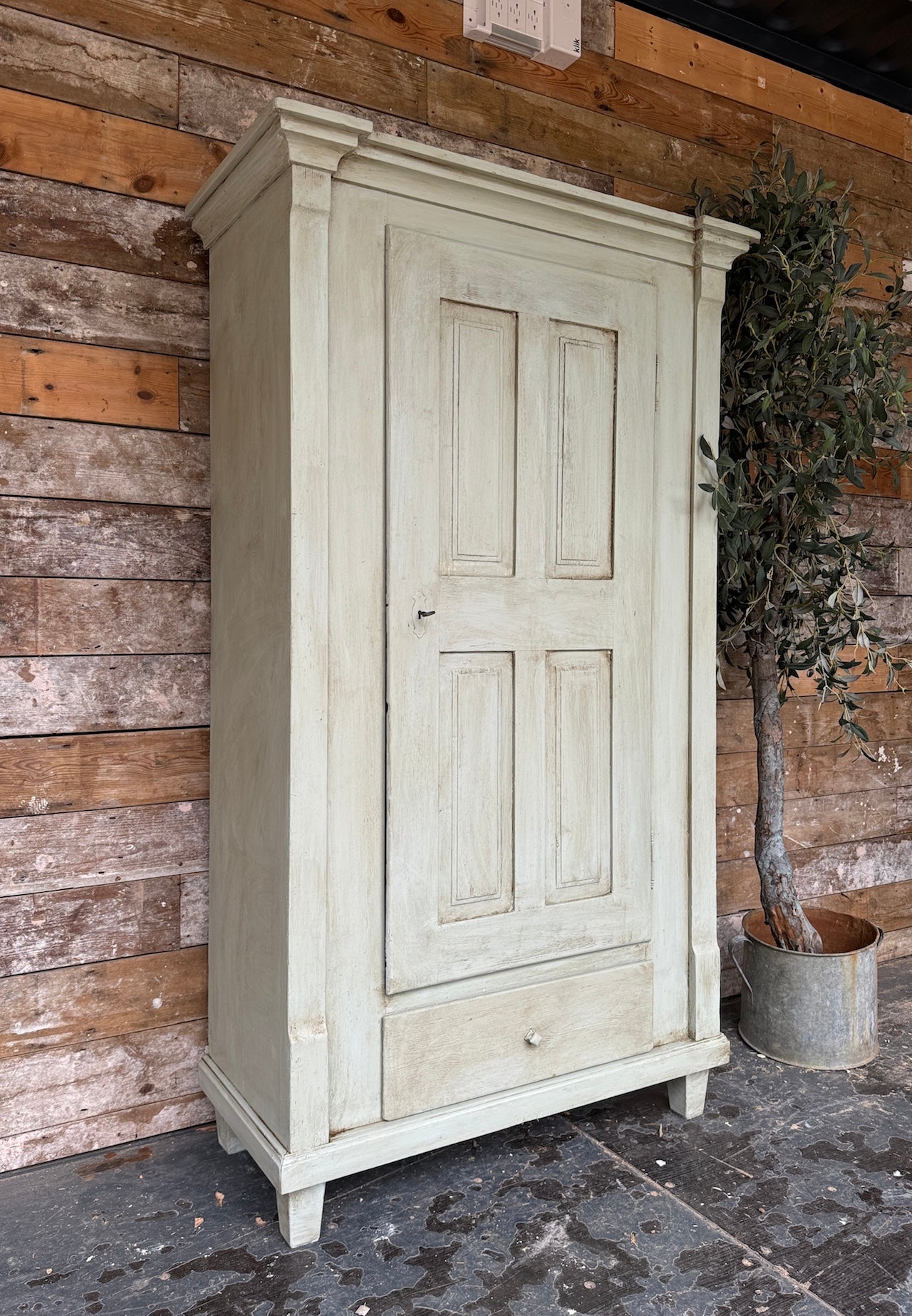 Panelled cloaks cupboard
