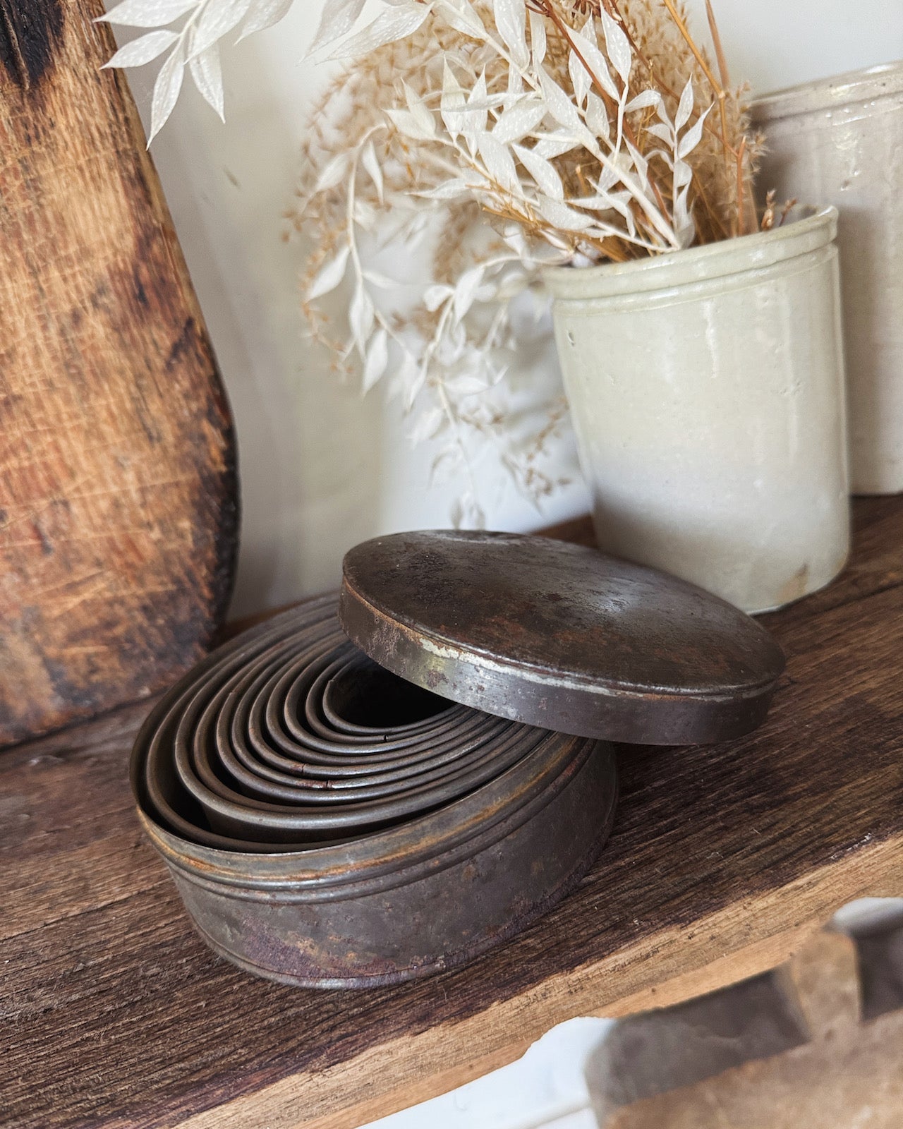 Vintage tin of circular pastry cutters