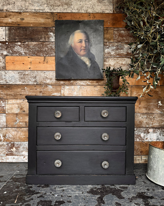 Handsome Victorian chest of drawers