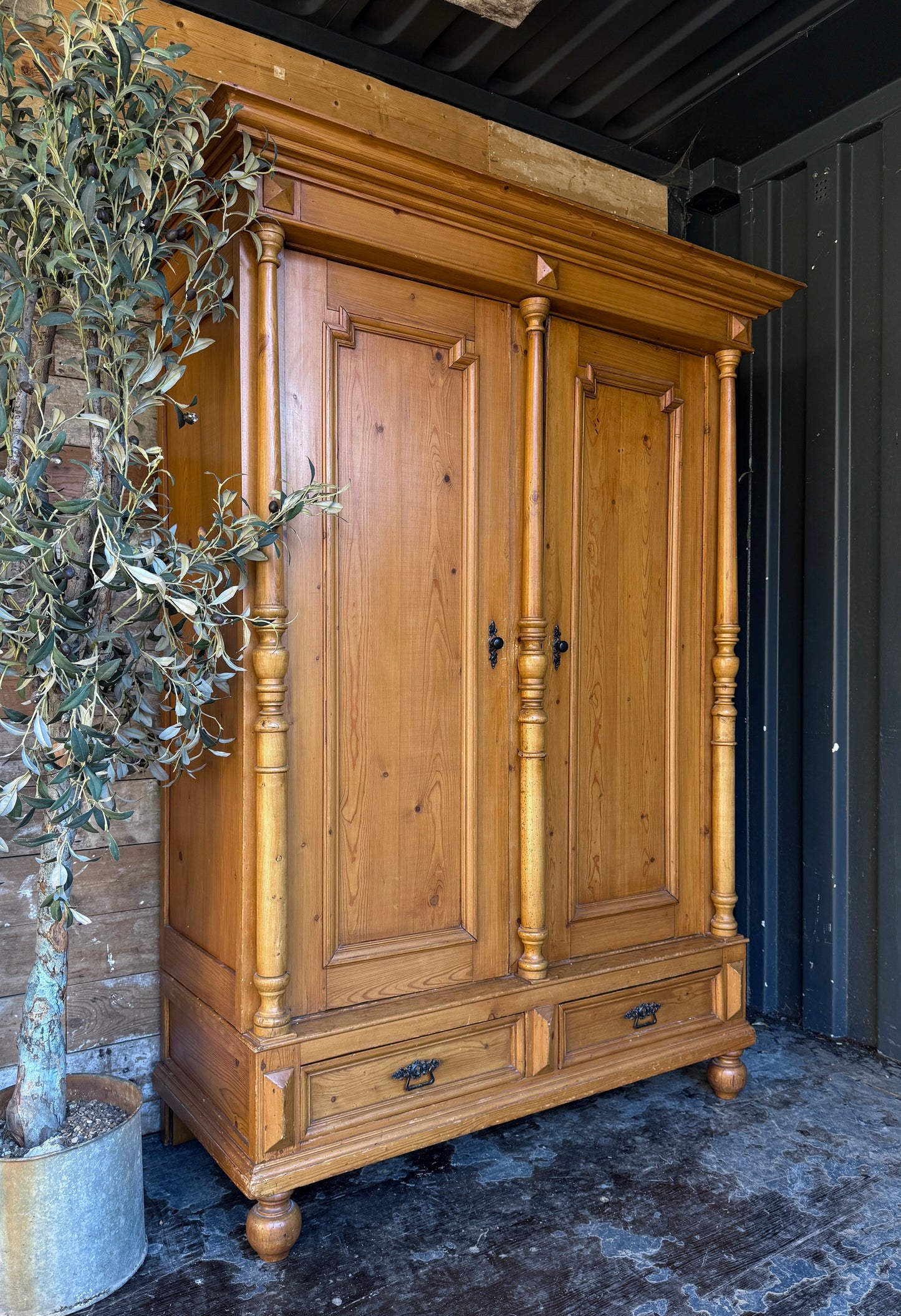 Handsome Dutch knockdown wardrobe