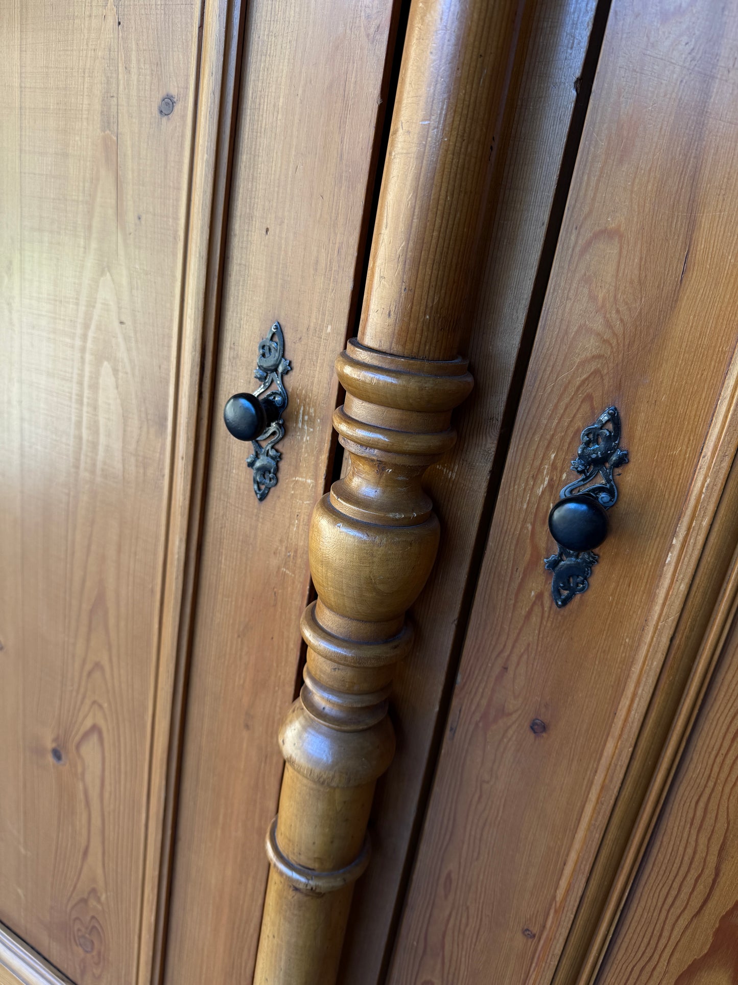 Handsome Dutch knockdown wardrobe