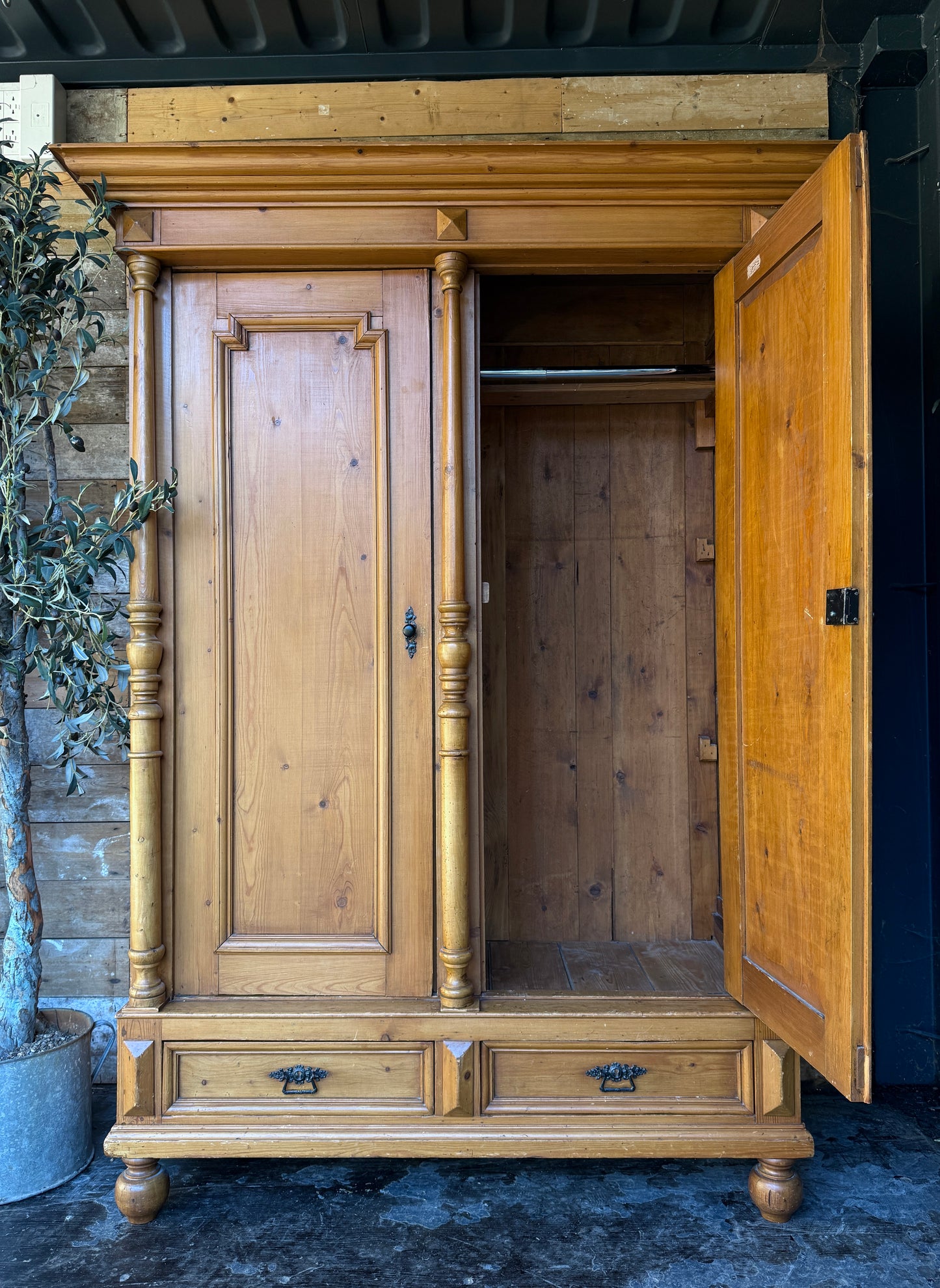 Handsome Dutch knockdown wardrobe