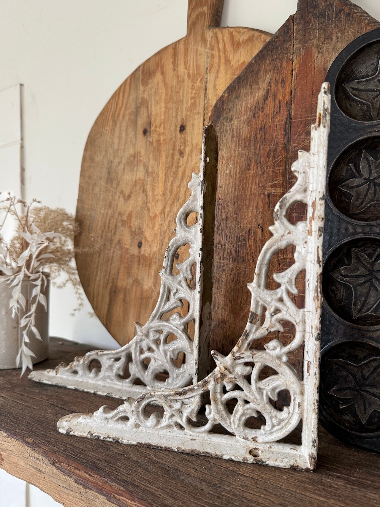 Decorative antique cast iron shelf brackets