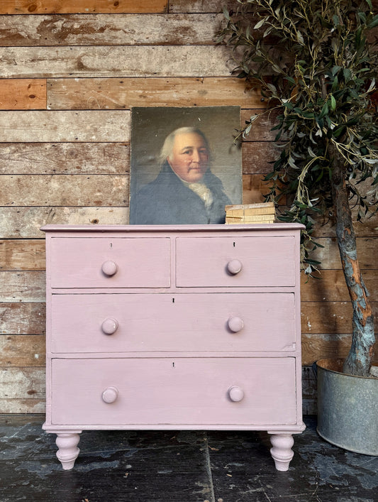 Pretty little Victorian chest of drawers