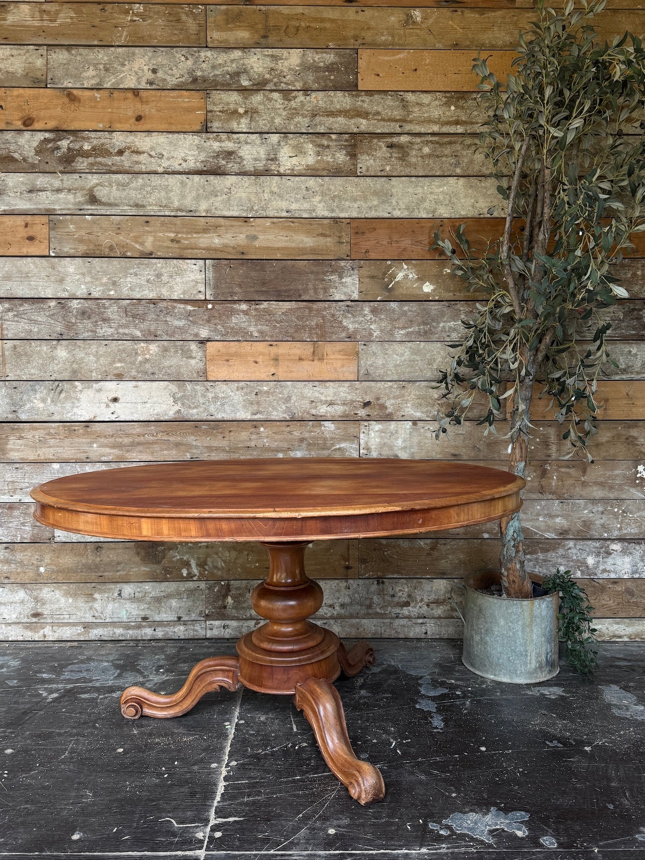 Oval tilt top table