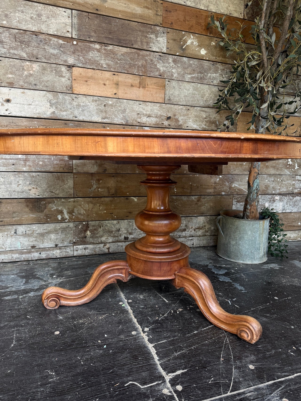Oval tilt top table