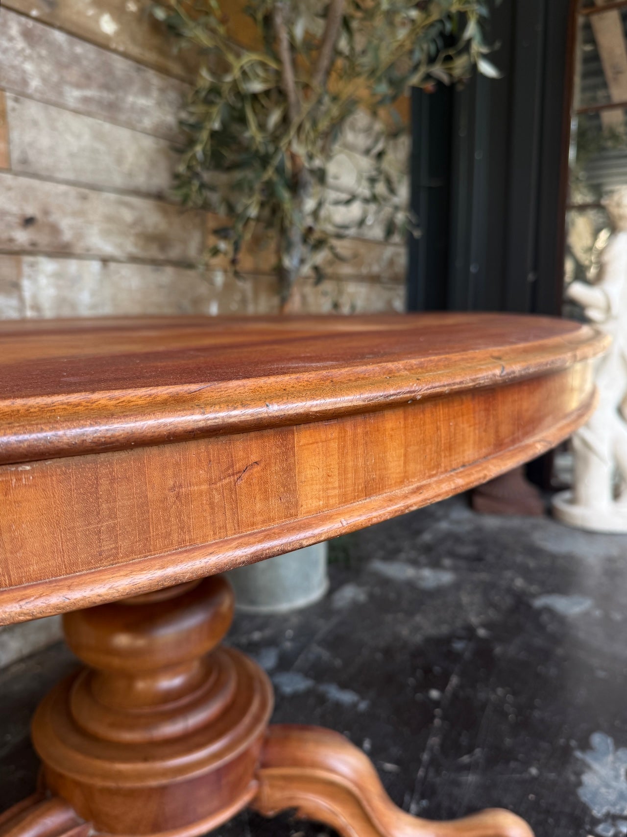 Oval tilt top table