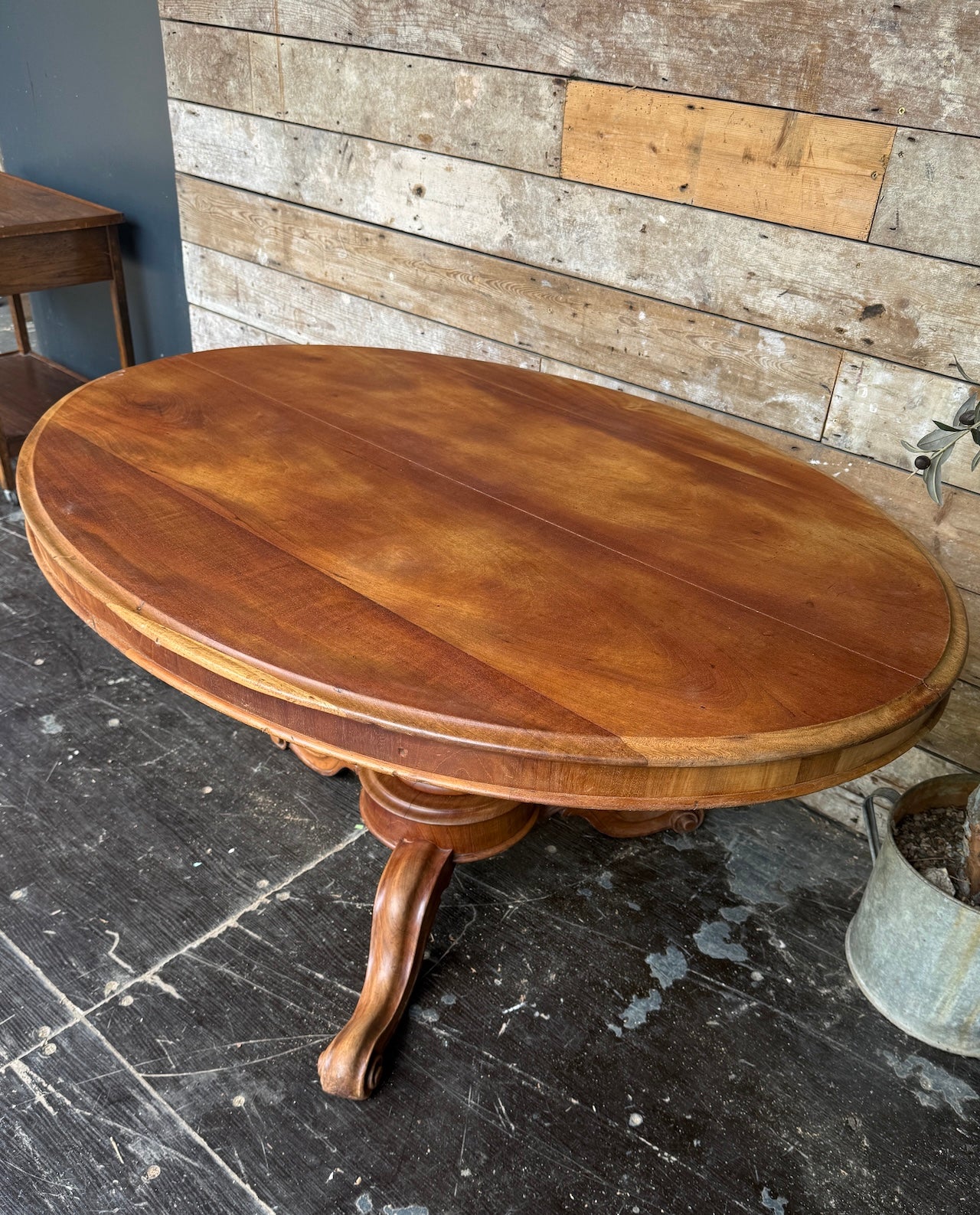 Oval tilt top table
